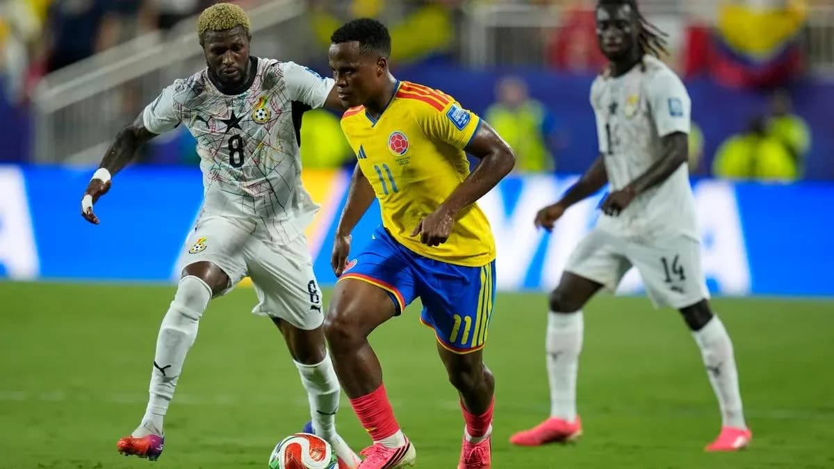 Jugador colombiano driblando a adversario ghanés en partido