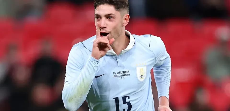 Jugador celebrando con un gesto de silencio