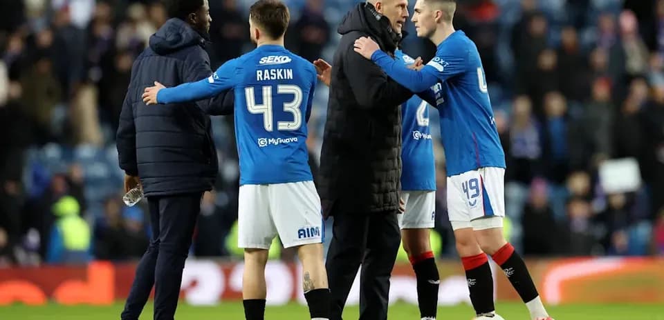 Jugadores de Rangers interactuando con el entrenador