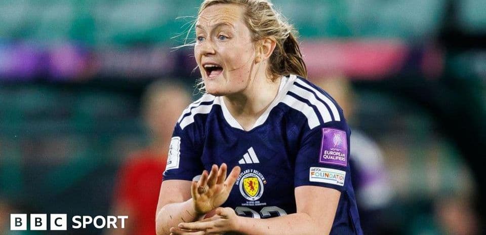 Jugadora de Escocia dirigiéndose a sus compañeras en el campo