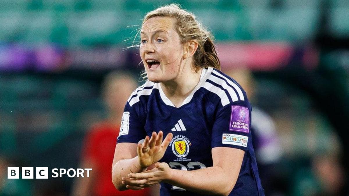 Jugadora de Escocia dirigiéndose a sus compañeras en el campo