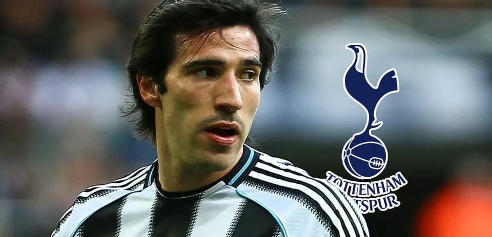 Jugador en uniforme de Newcastle con logo de Tottenham