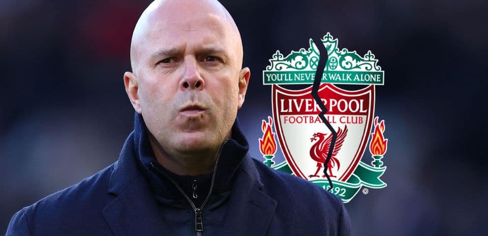 Entrenador de Liverpool con logo del club de fondo