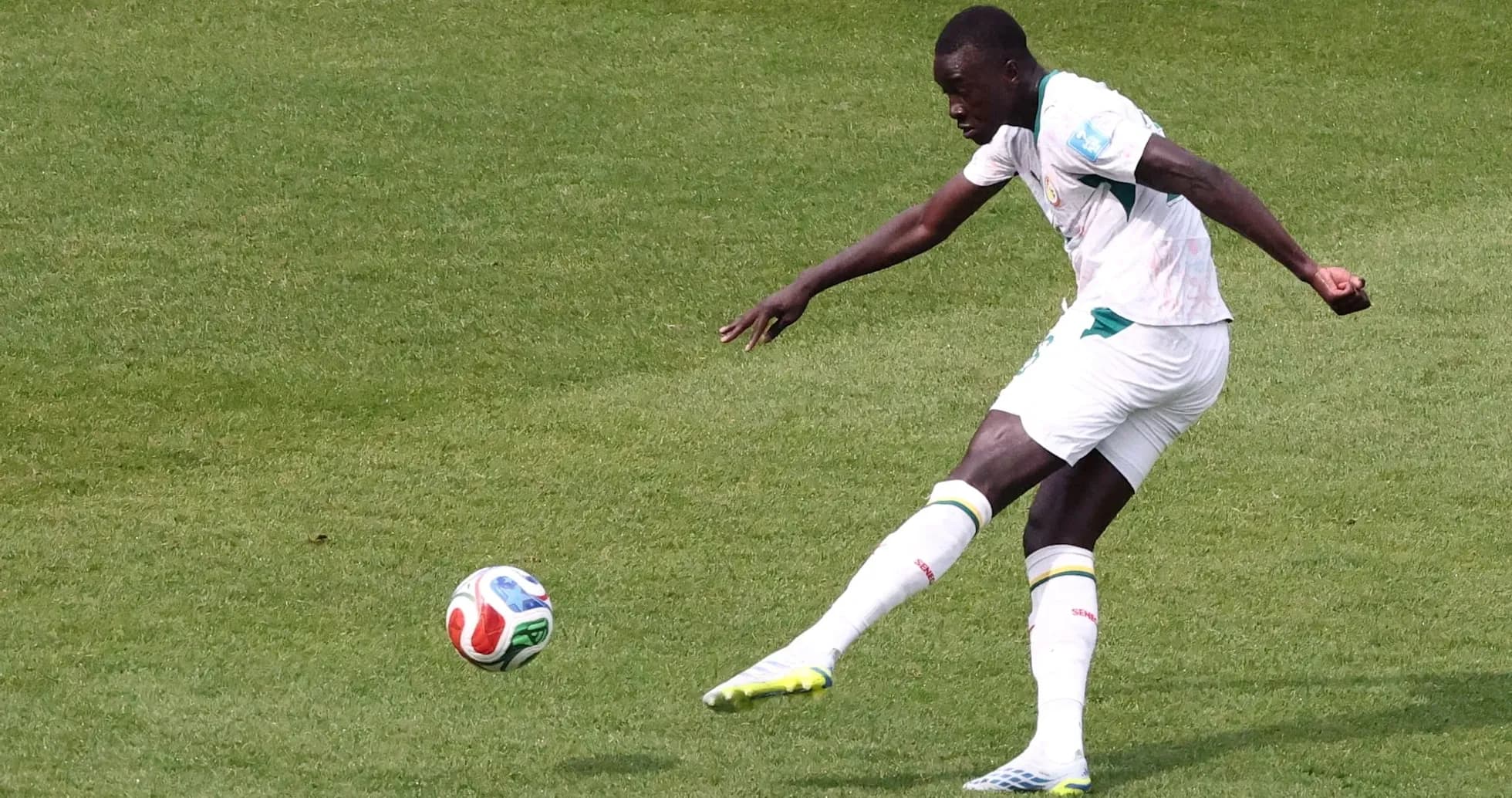 Jugador de Senegal golpeando el balón