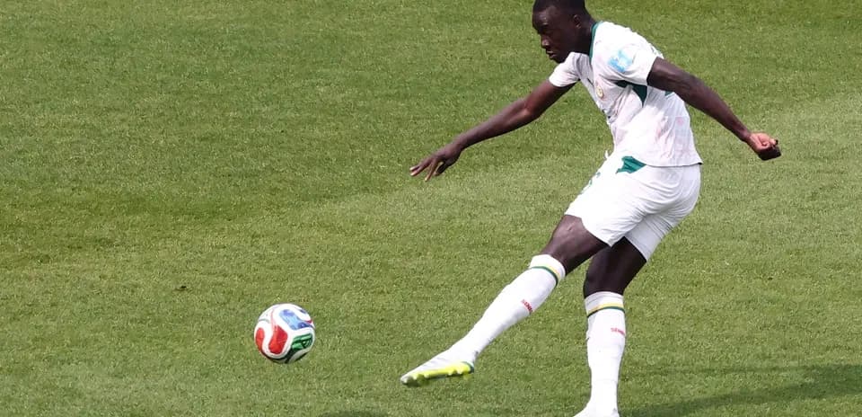 Jugador de Senegal golpeando el balón