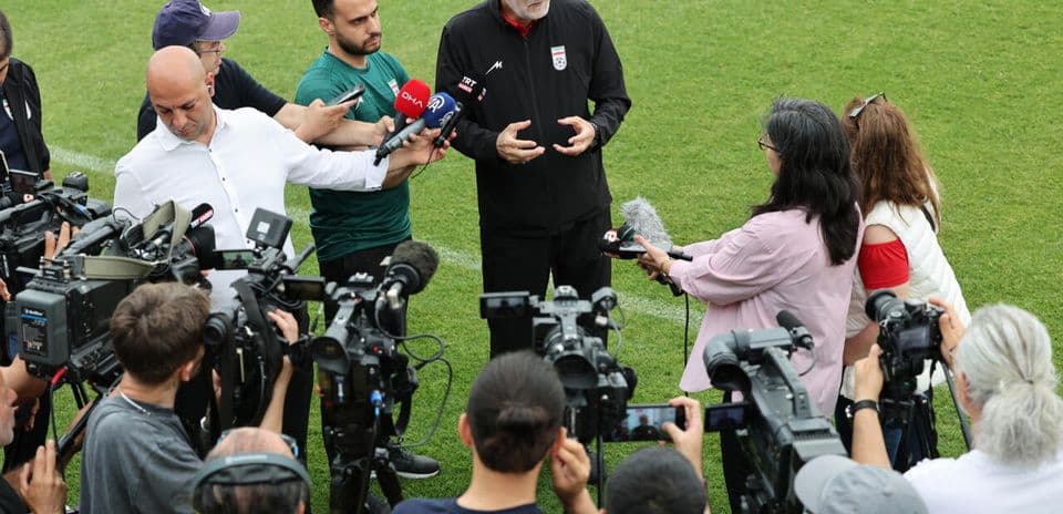 Entrenador hablando con periodistas en conferencia