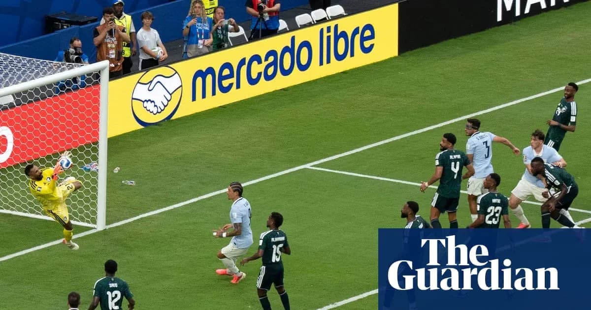 Portero deteniendo un tiro en el partido