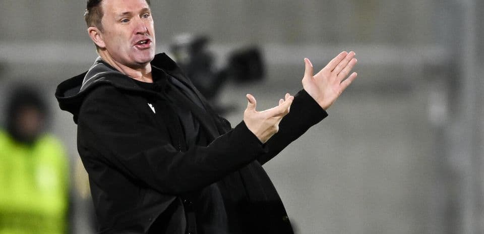 Entrenador dirigiendo a su equipo durante el partido