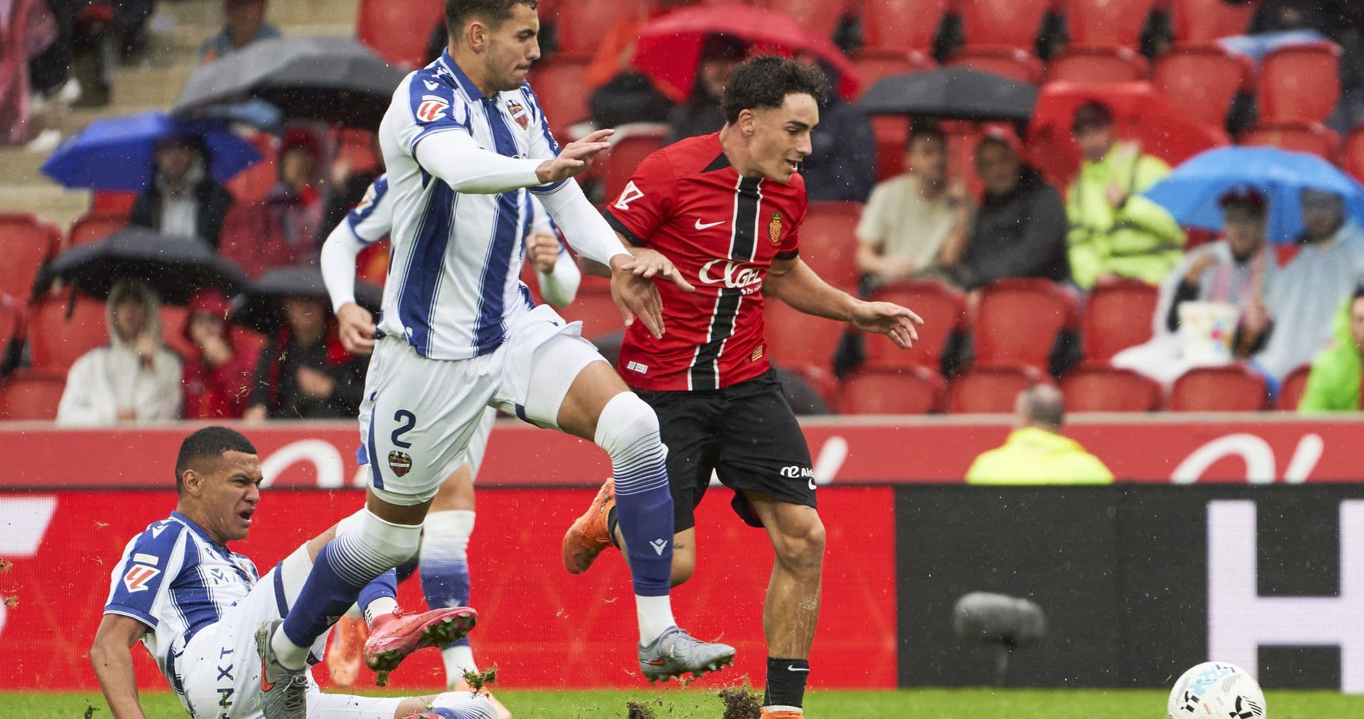Jugador de Levante interviniendo en el partido