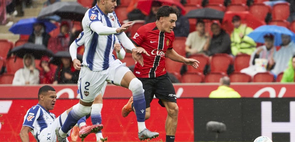 Jugador de Levante interviniendo en el partido