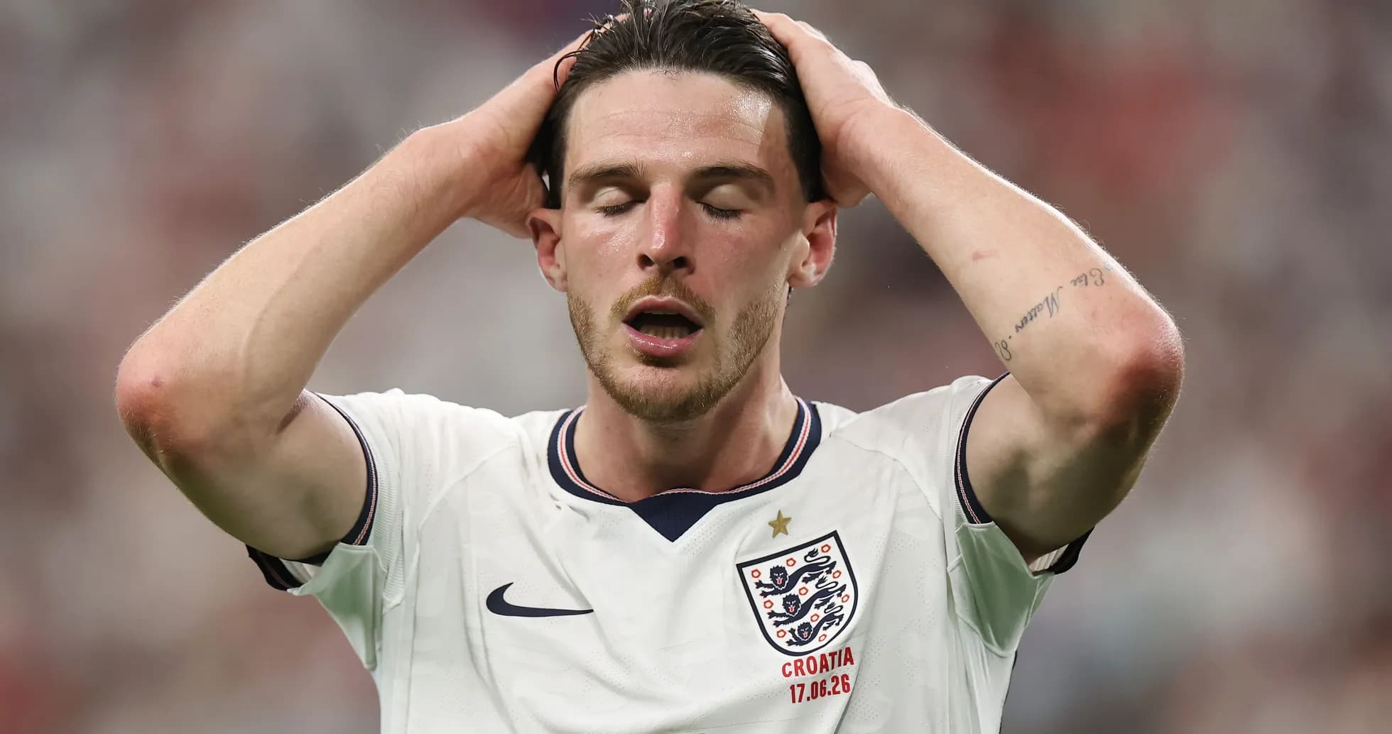 Jugador sosteniéndose la cabeza durante el partido