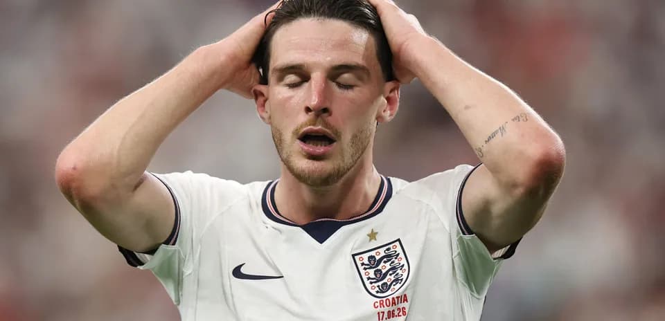 Jugador sosteniéndose la cabeza durante el partido