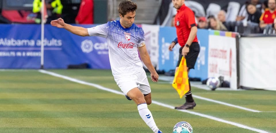 Jugador pateando el balón en el partido