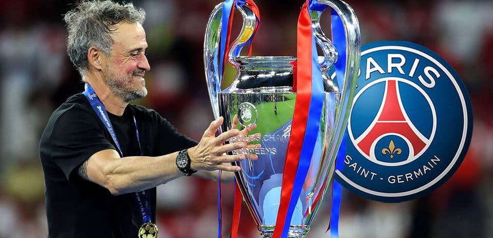 Entrenador levantando la Champions con PSG