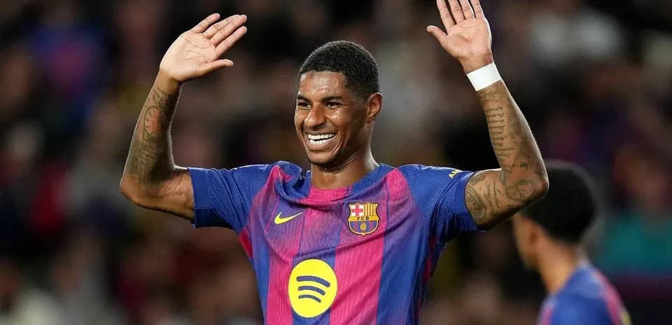 Jugador del FC Barcelona saludando al público