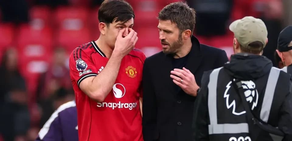 Jugador de Manchester United hablando con su entrenador
