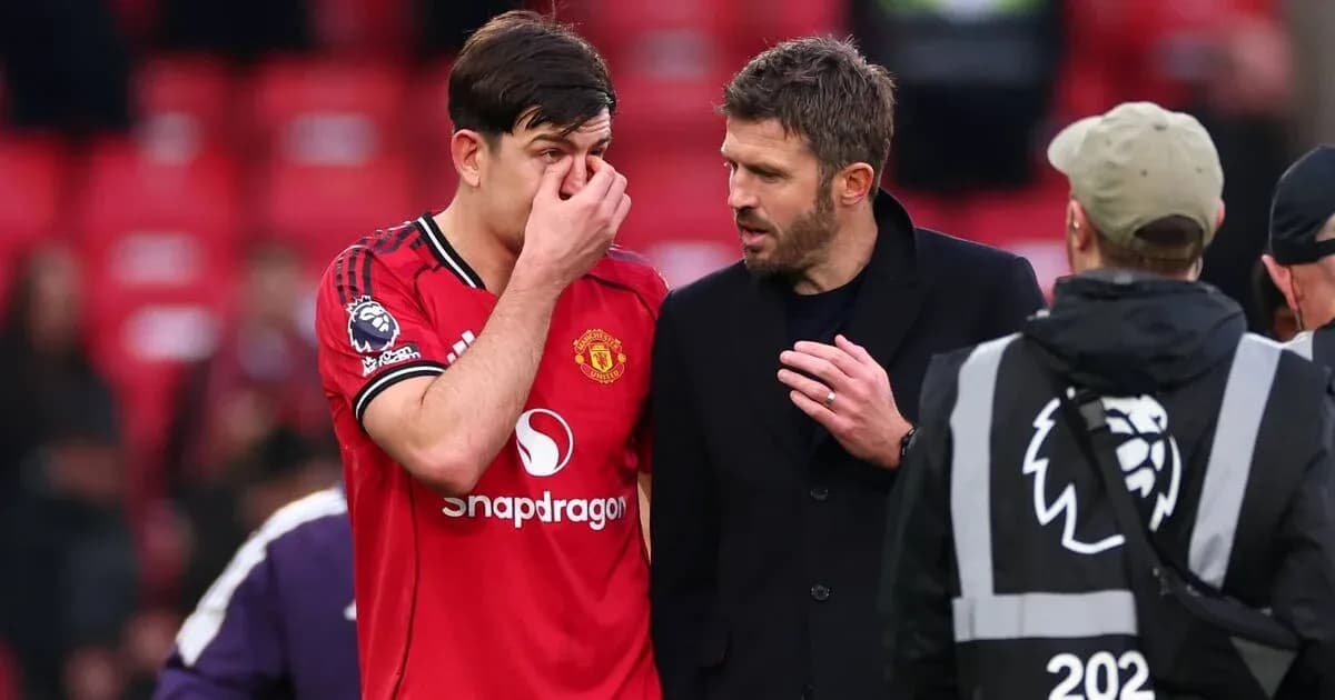 Jugador de Manchester United hablando con su entrenador