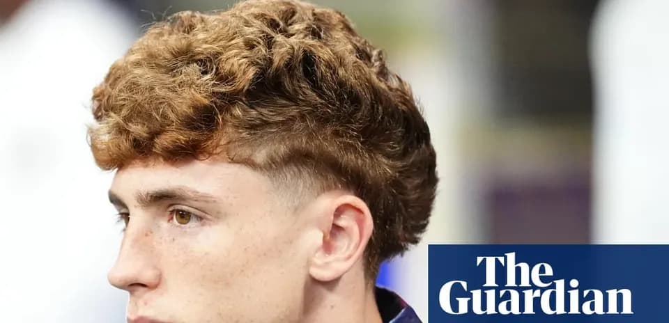 Jugador con cabello rizado y corte de lado