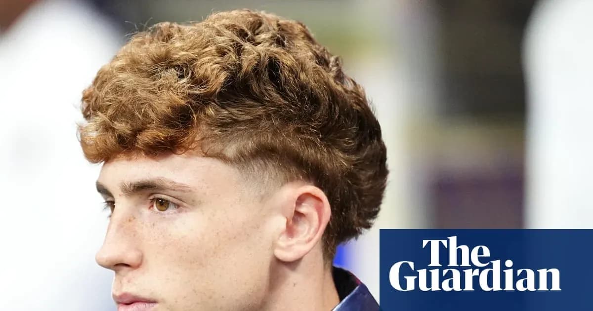 Jugador con cabello rizado y corte de lado