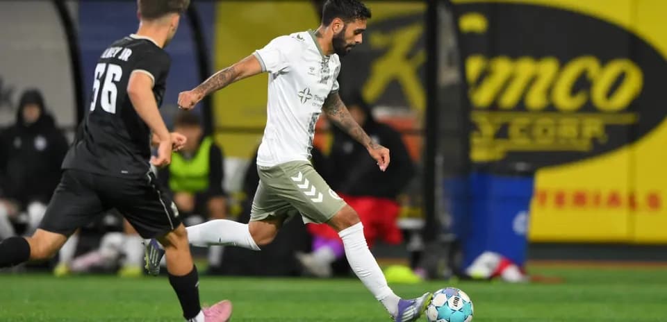 Jugador de NY Cosmos corriendo con el balón