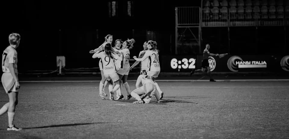 Jugadoras celebrando un gol durante el partido