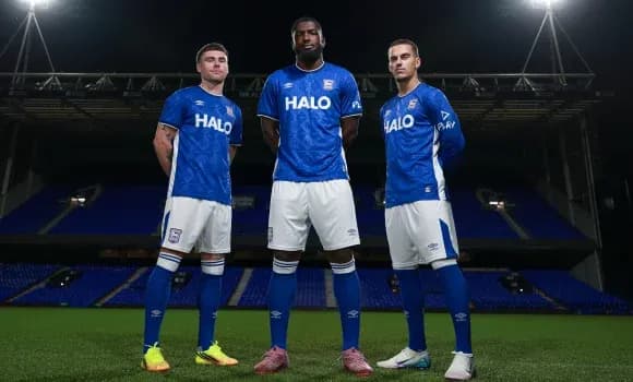 Tres jugadores posando en uniforme azul de Ipswich