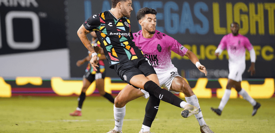 Jugadores de Las Vegas Lights y Oakland Roots en acción