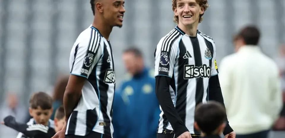 Jugadores de Newcastle United en el campo de entrenamiento