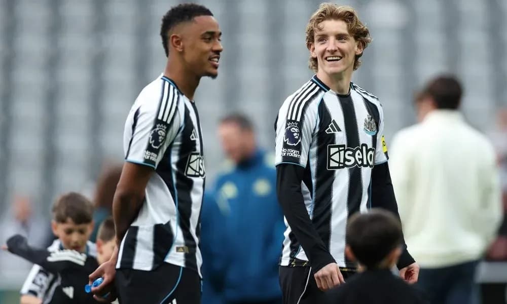 Jugadores de Newcastle United en el campo de entrenamiento