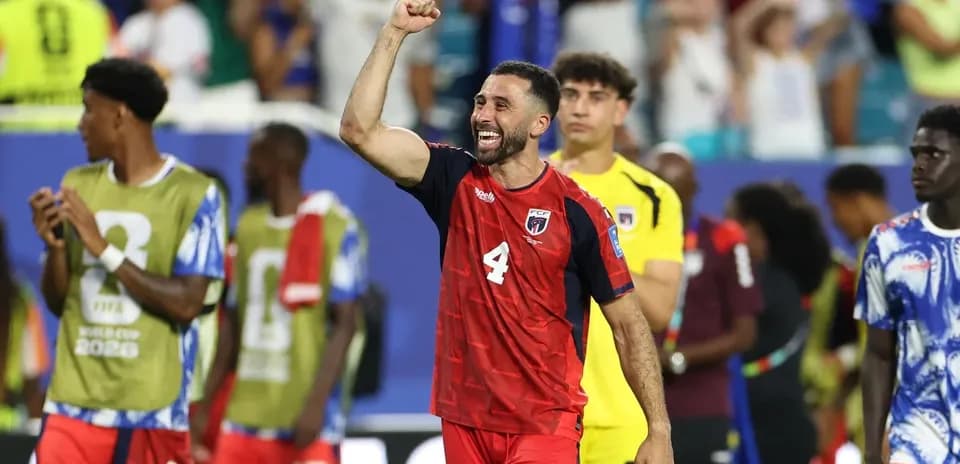Jugador celebrando con puño en alto tras partido