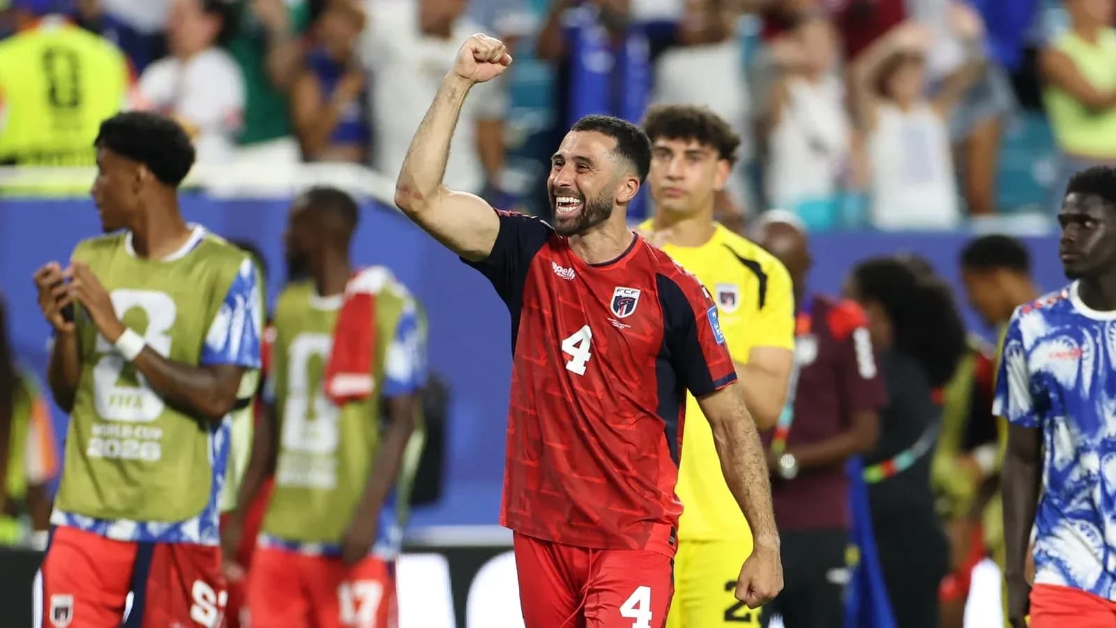 Jugador celebrando con puño en alto tras partido
