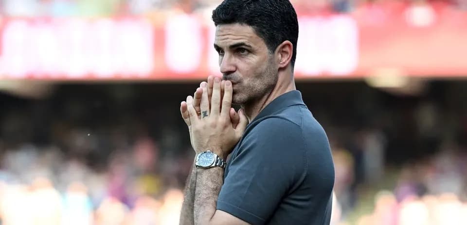 Entrenador observando el partido desde la línea lateral