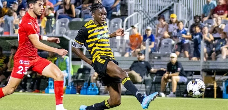 Jugador de Pittsburgh Riverhounds dispara el balón