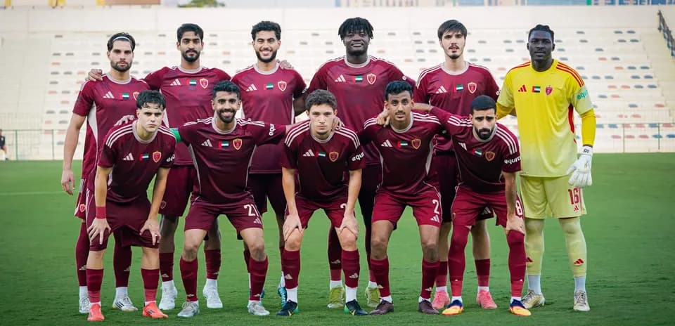 Equipo de Al Wahda U23 posando en el campo
