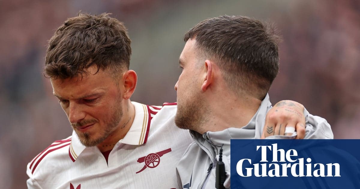 Jugador de Arsenal siendo ayudado tras una lesión