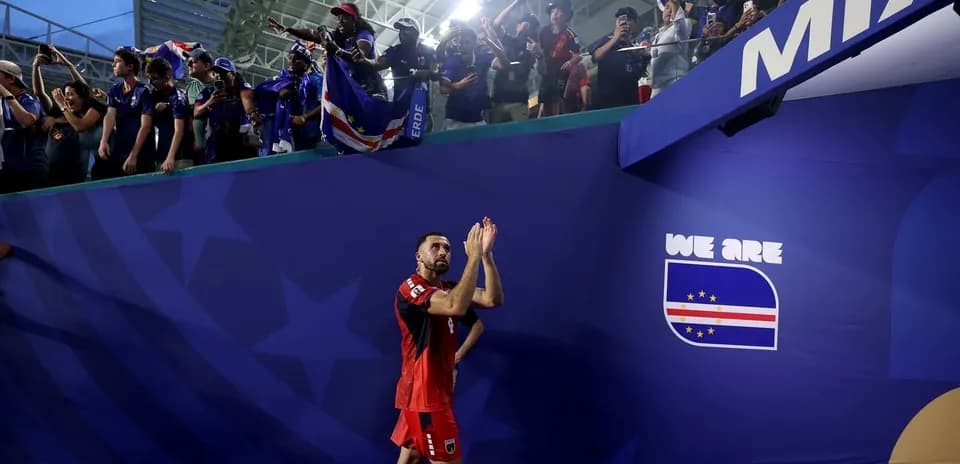 Jugador aplaudiendo a la afición en el estadio