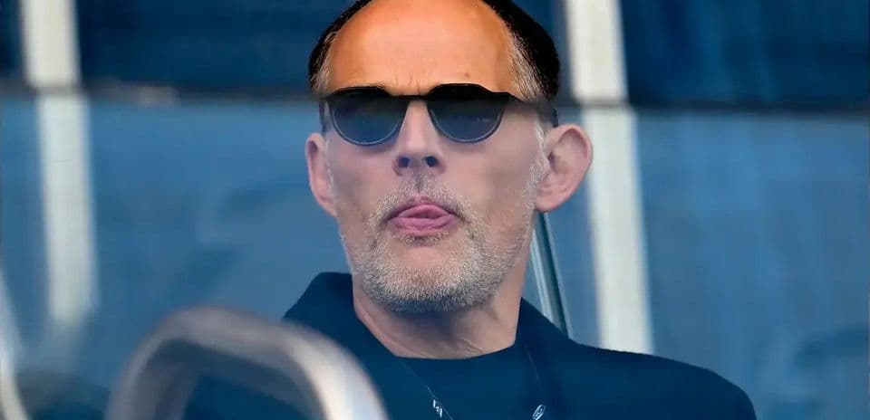 Hombre con gafas de sol en una tribuna