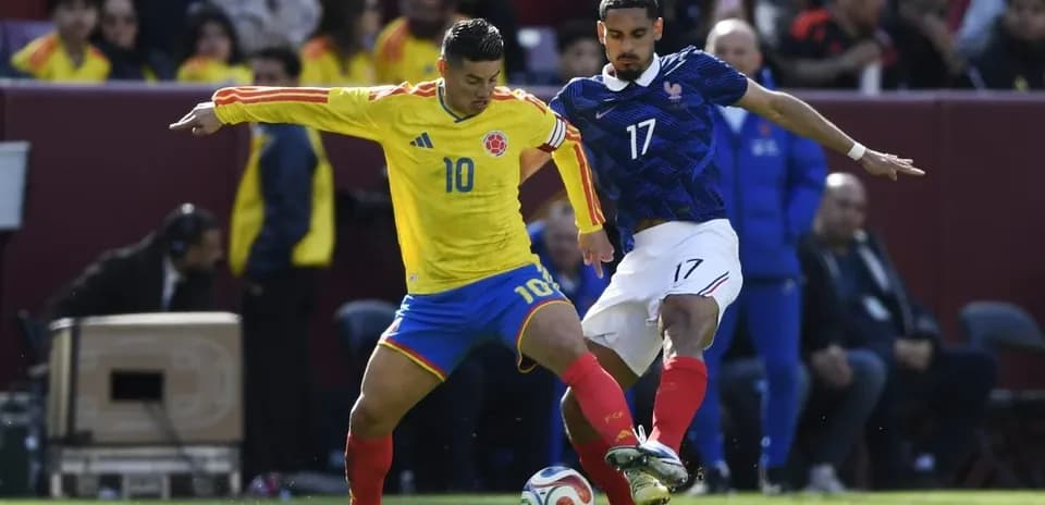 Jugador colombiano contra jugador francés en partido