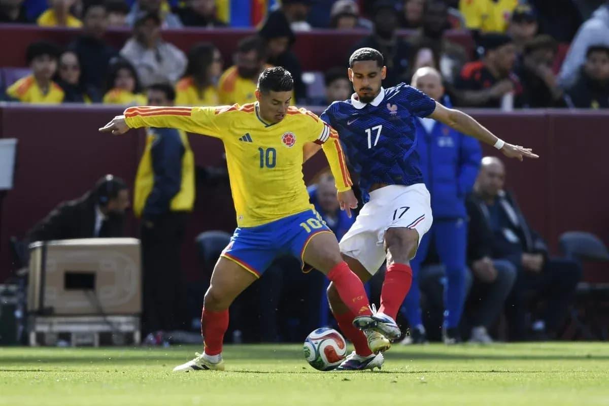 Jugador colombiano contra jugador francés en partido
