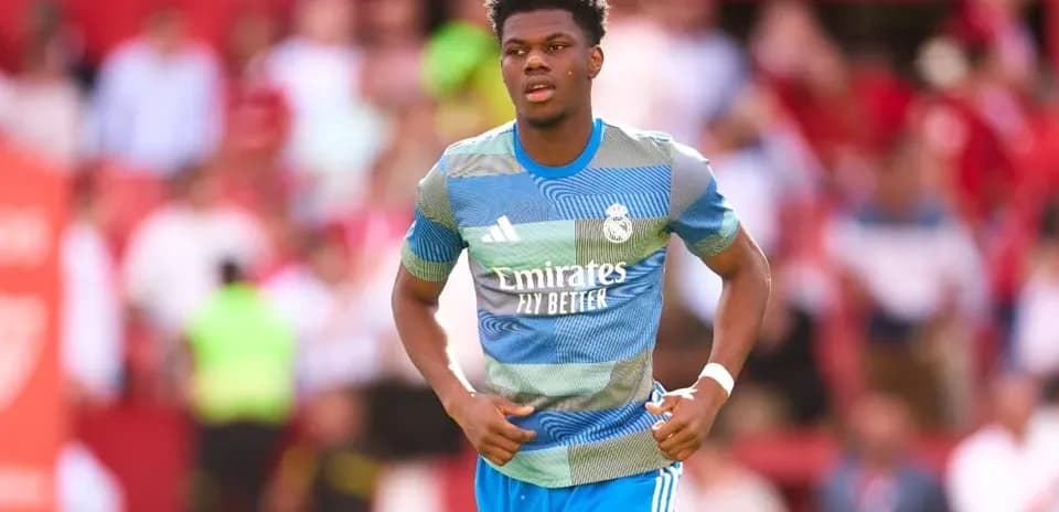 Jugador de Real Madrid calentando en el campo