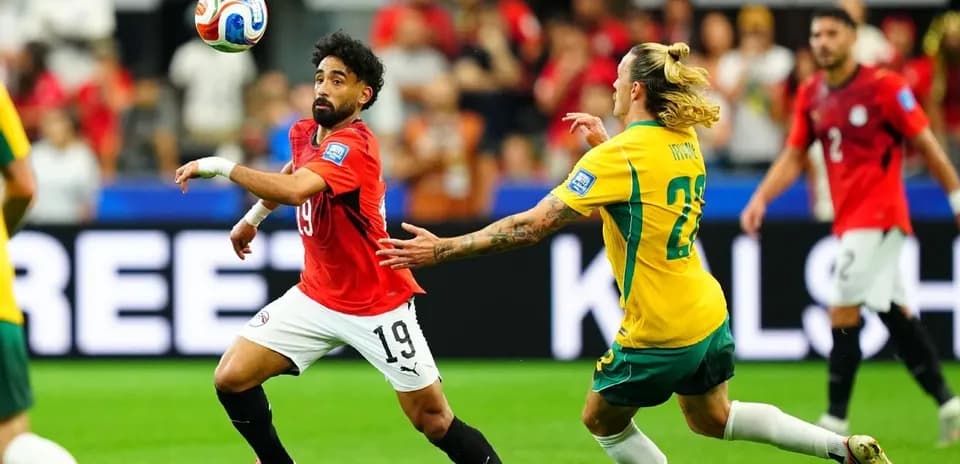 Jugador egipcio controlando el balón durante el partido