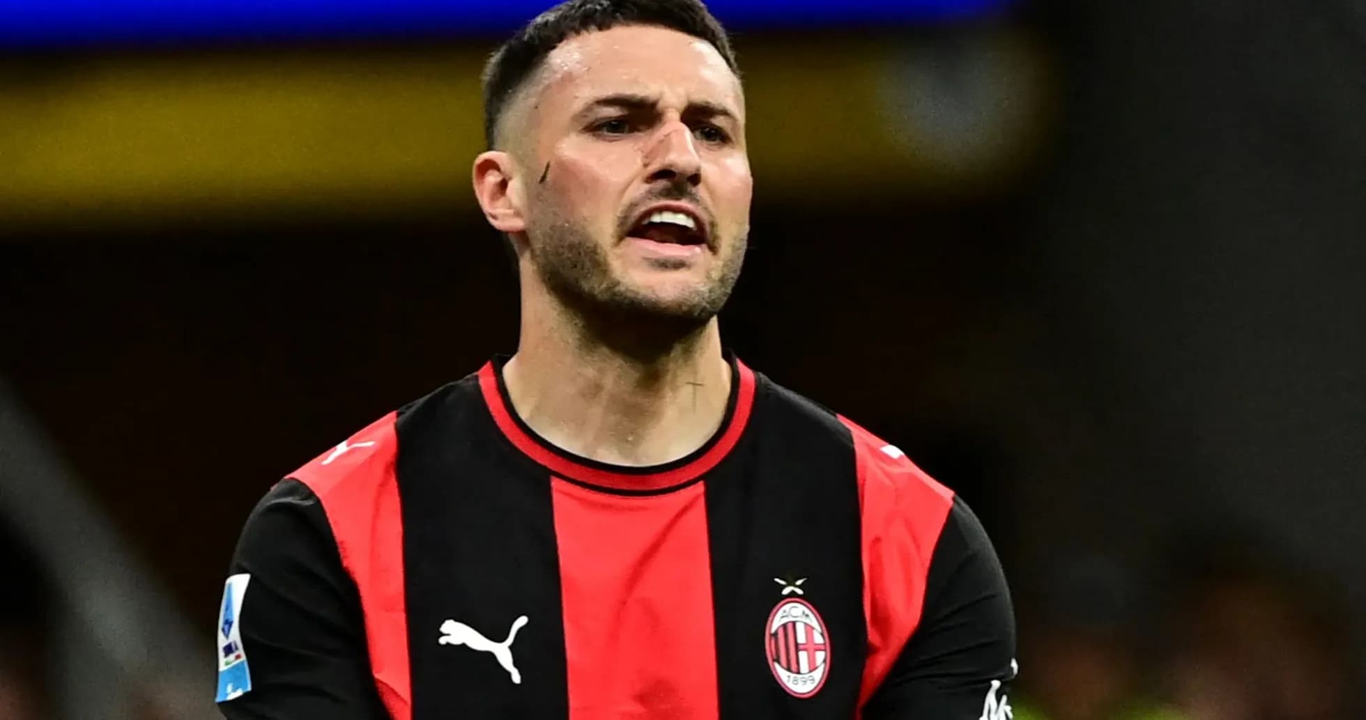 Jugador de AC Milan protestando durante el partido