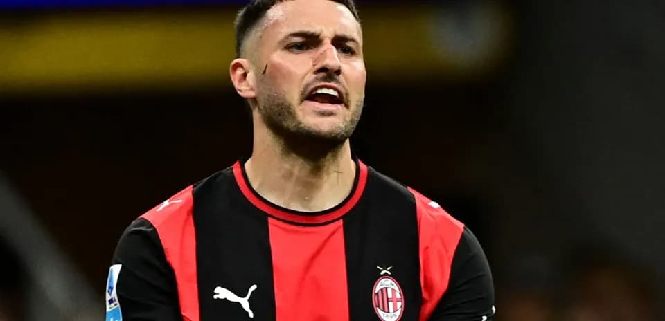 Jugador de AC Milan protestando durante el partido