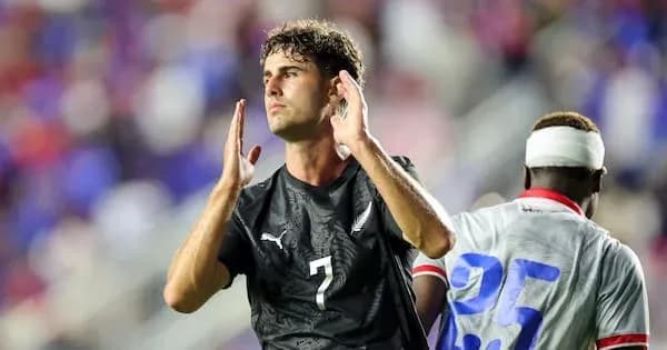 Jugador con camiseta negra señalando durante el partido
