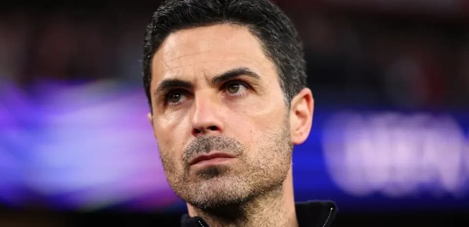 Entrenador mirando durante el partido en el estadio