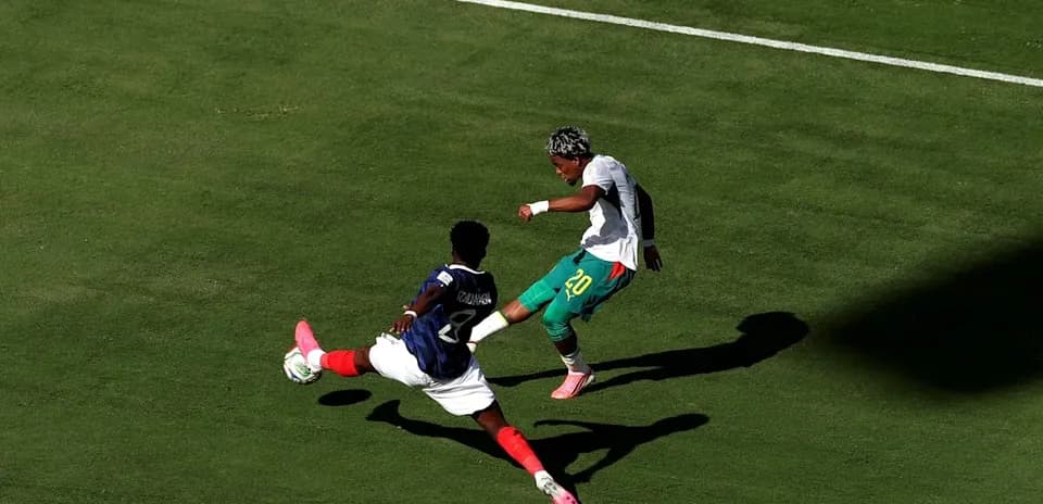 Jugador esquivando a oponente durante un partido