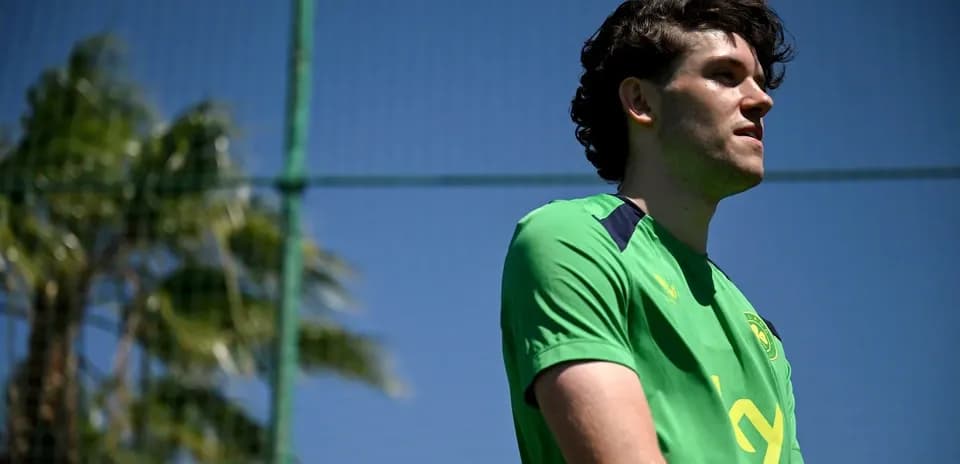 Jugador de fútbol en sesión de entrenamiento al aire libre