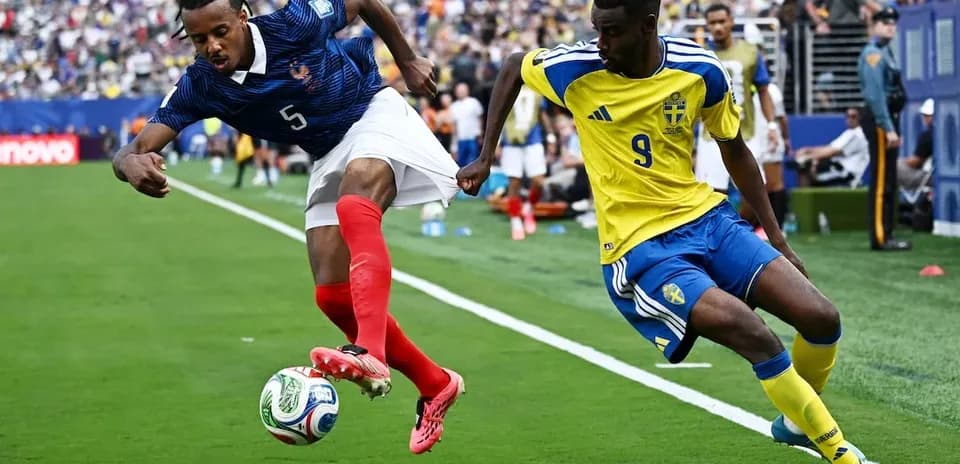 Jugador de Francia luchando por el balón contra Suecia