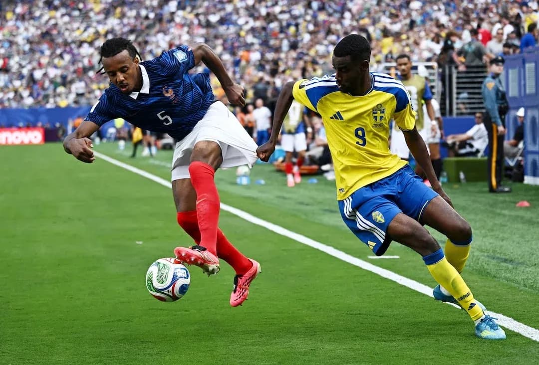 Jugador de Francia luchando por el balón contra Suecia