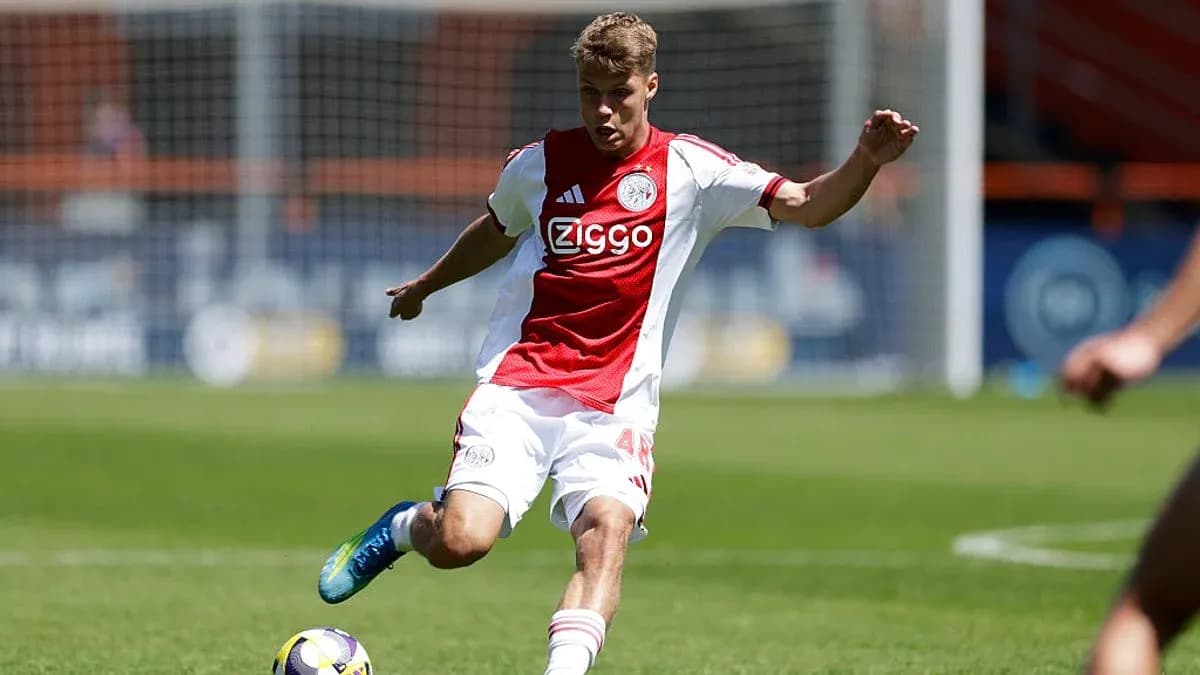 Jugador de Ajax realizando un pase en el campo